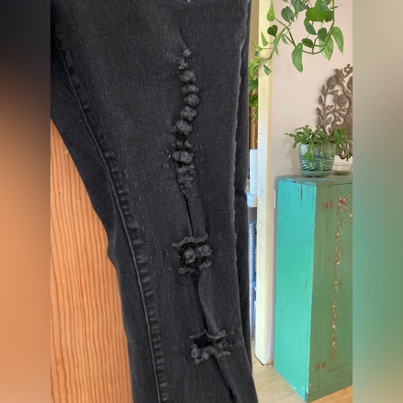 Embroidered 🌹 Black Skinny Jeans - Picture 3 of 4